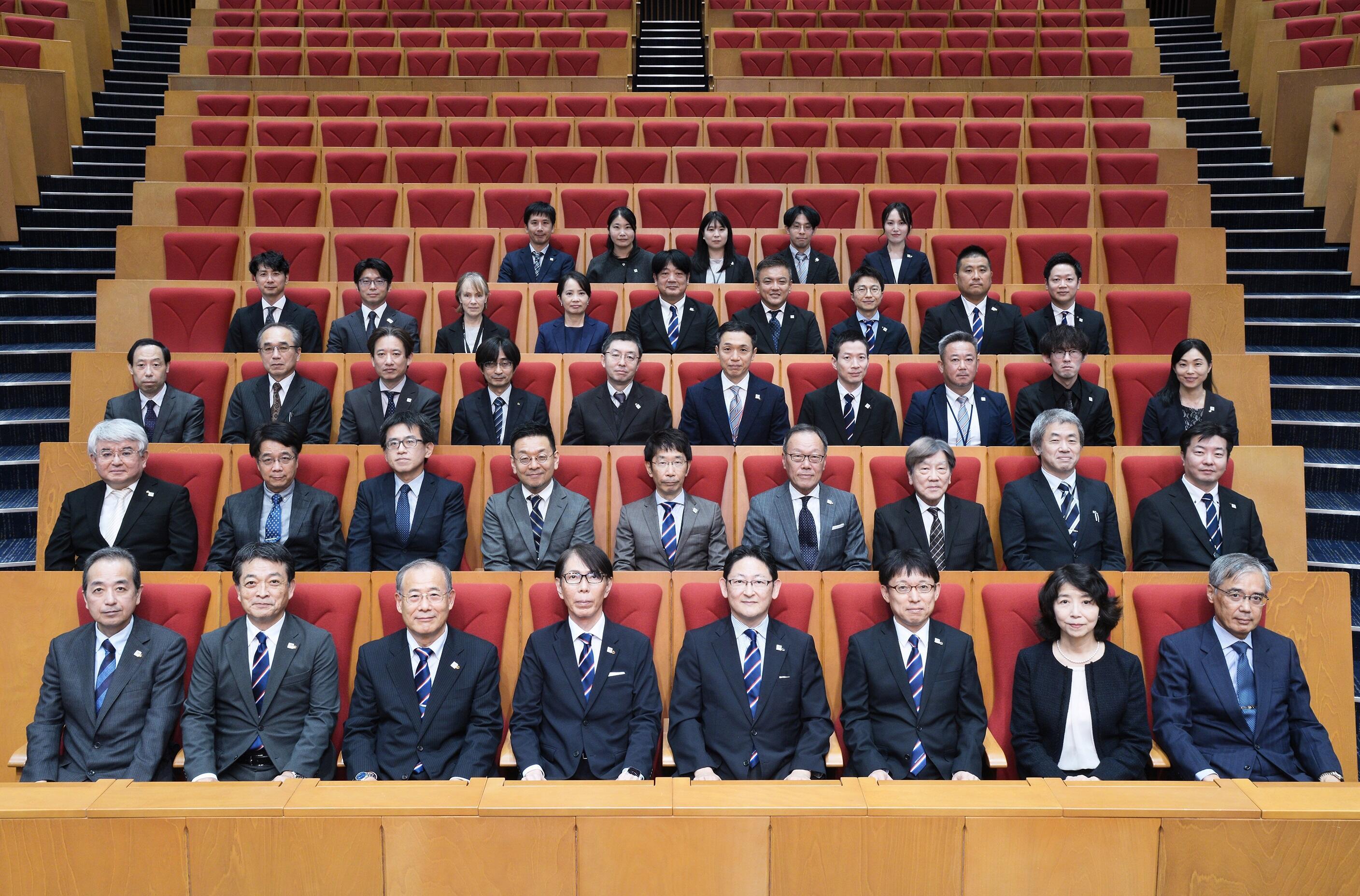 2024永年勤続表彰式集合写真(トリミング済み).jpg