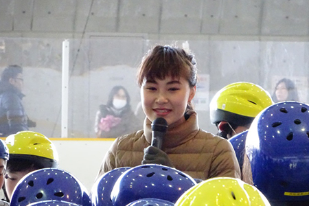 閉会式で子どもたちにメッセージを贈る村上さん