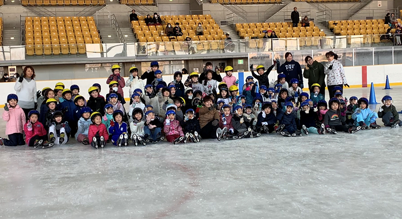 参加者全員との集合写真（中央：村上さん）