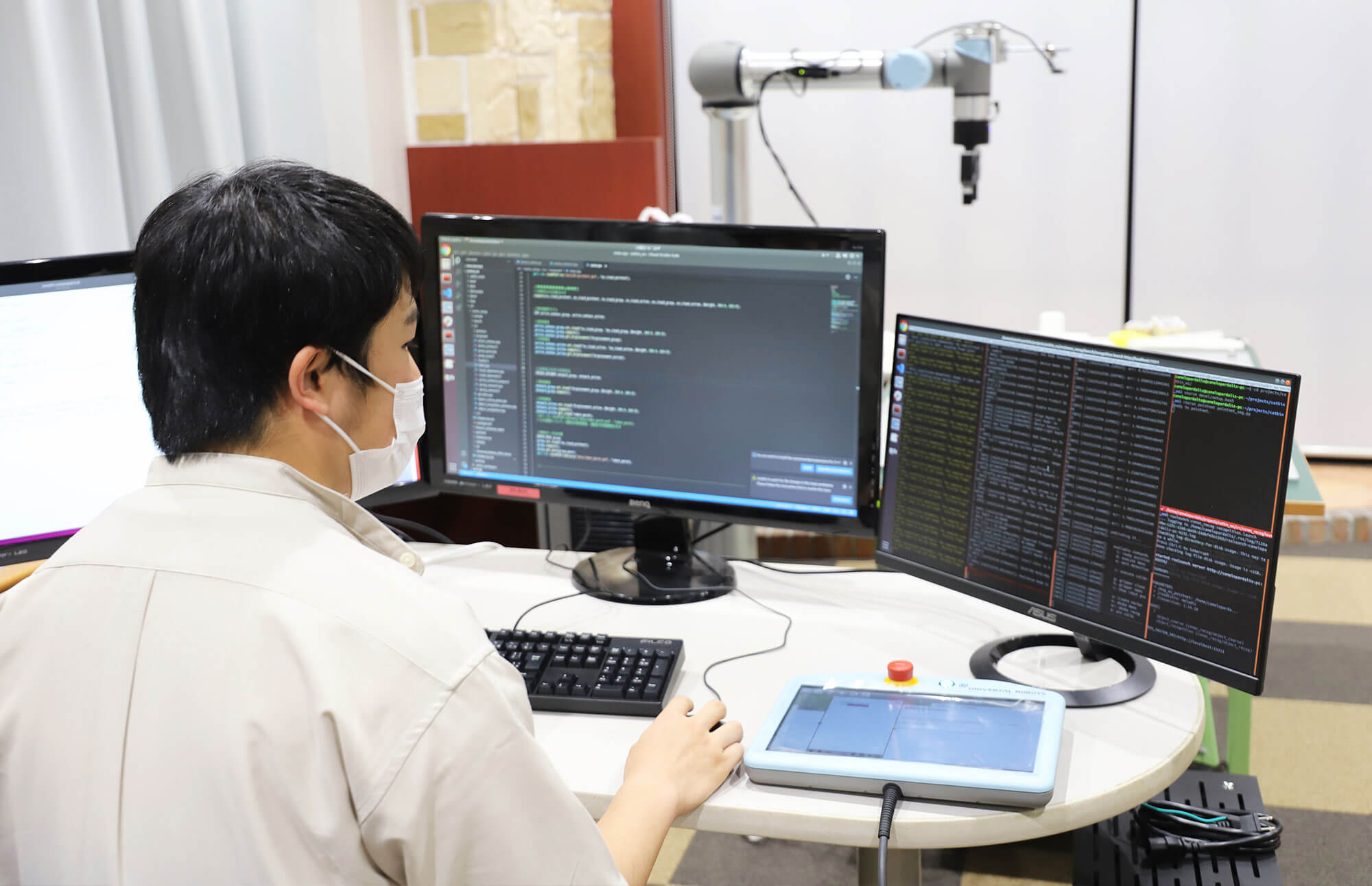 研究室でロボット研究に取り組む鈴木さん