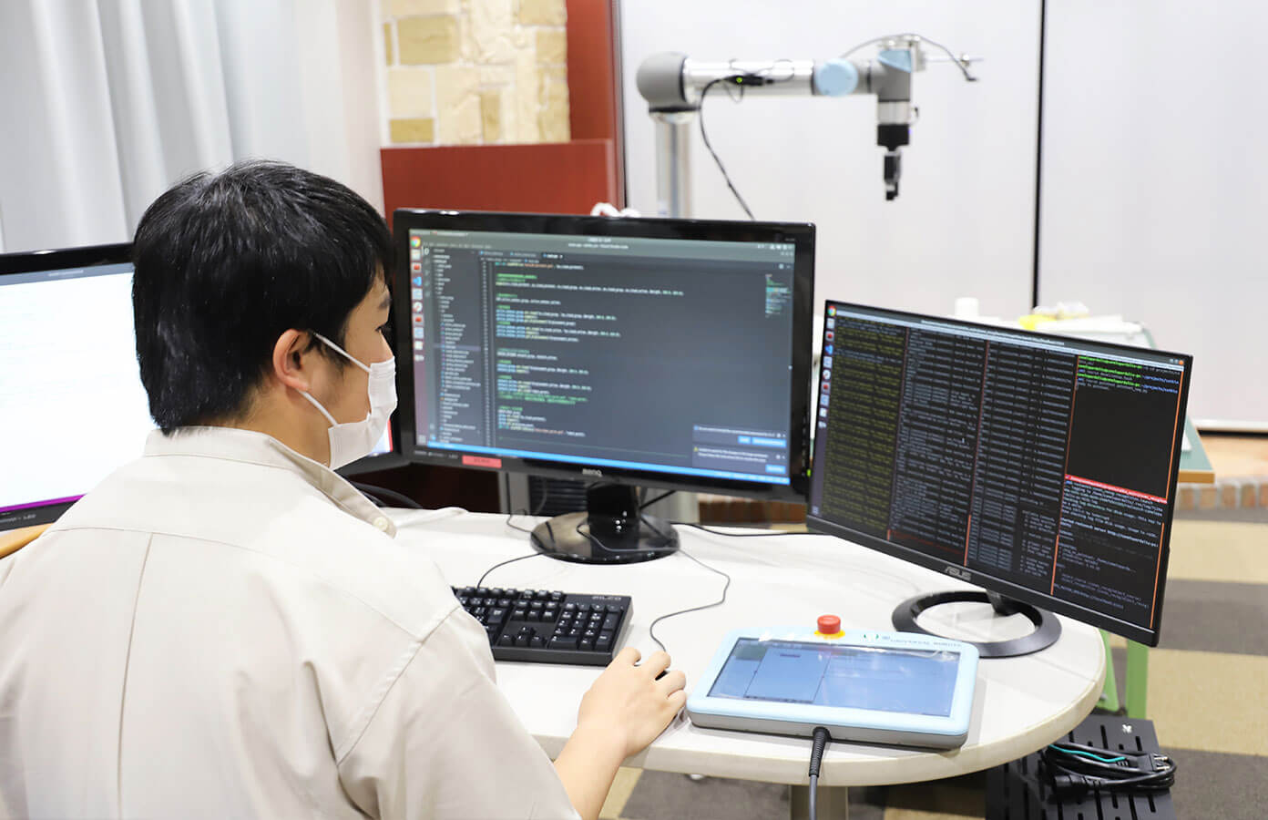 研究室でロボット研究に取り組む鈴木さん