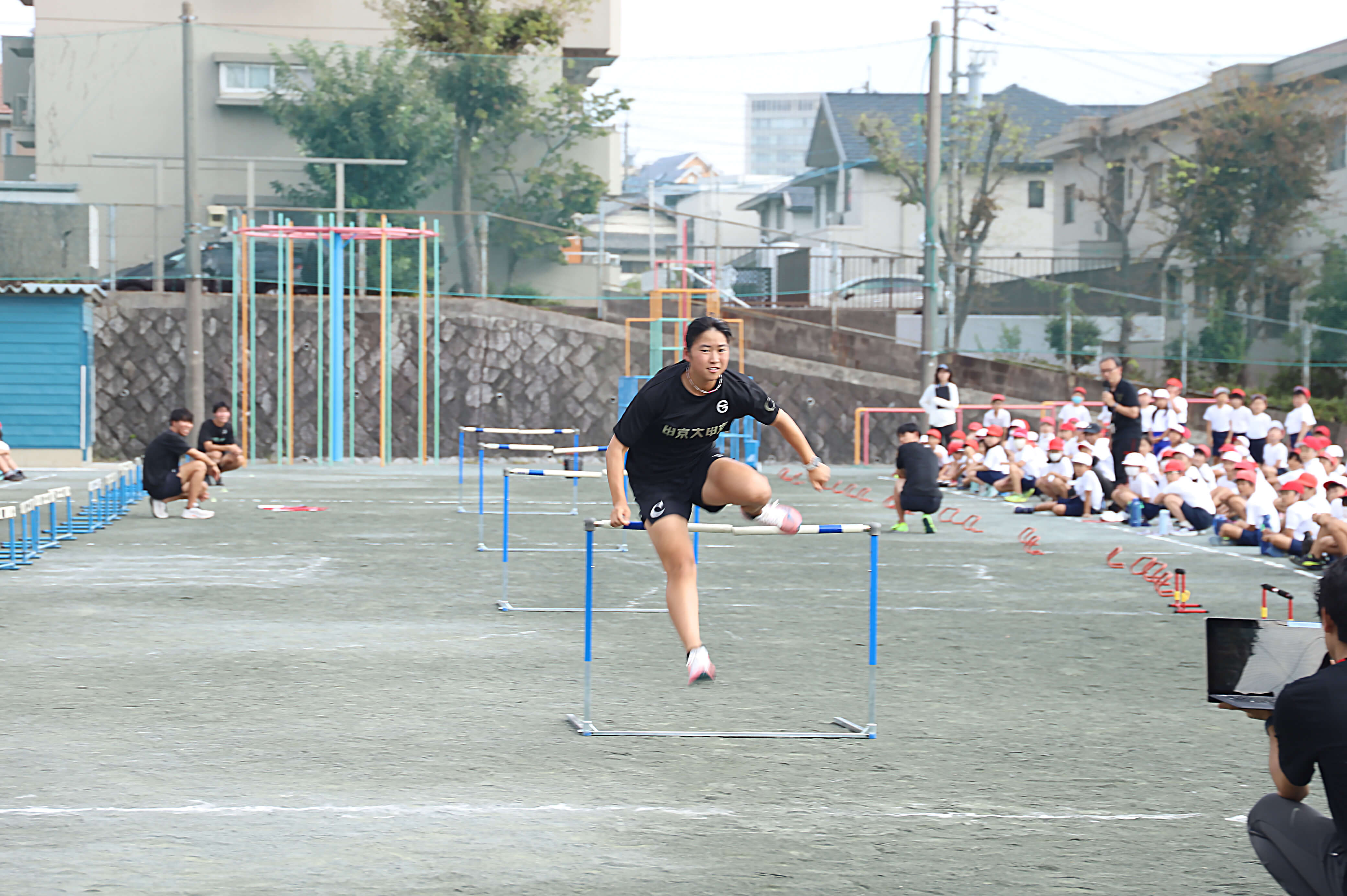 子どもたちにアドバイスを送る高校生